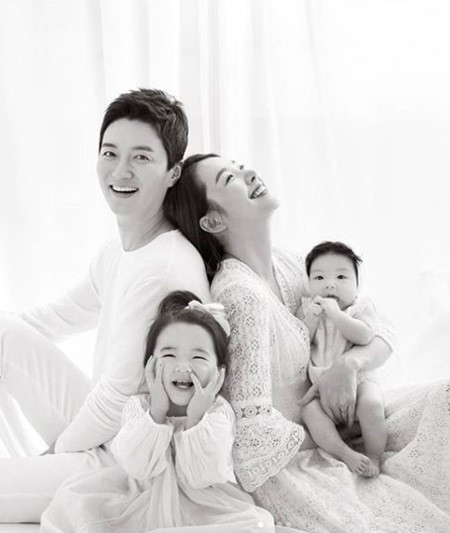ソ イヒョン 夫イン ギョジン 2人の娘との幸せな家族写真を公開 大変だった でも幸せは2倍 Kstyle