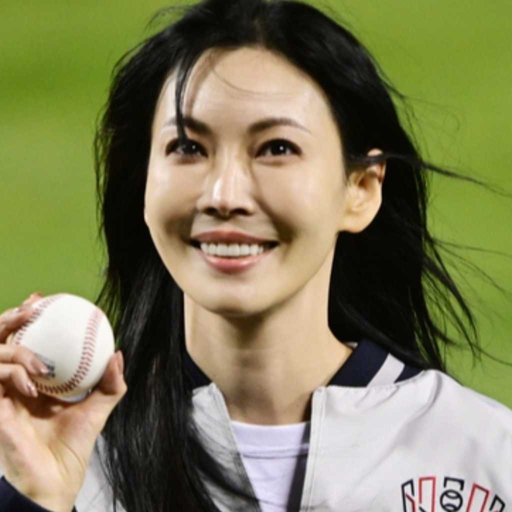 【PHOTO】キム・ソヨン、始球式に登場…美しい投球フォーム