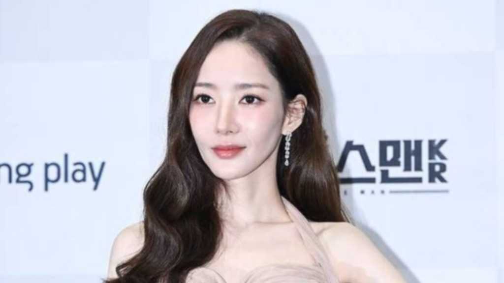 パク・ミニョン、痩せた姿で公の場に登場…心配の声も「健康的にダイエット」