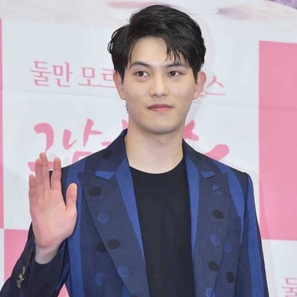 元CNBLUE イ・ジョンヒョン、グループ脱退後…8年ぶりの近況が話題「ビューティー業界で勤務」
