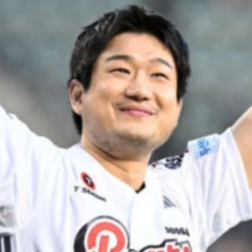 【PHOTO】ナム・テウ、始球式に登場…明るい笑顔