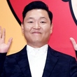 PSY、単独コンサートの来場者全員にクリスマスプレゼントを用意…サンタクロースに変身