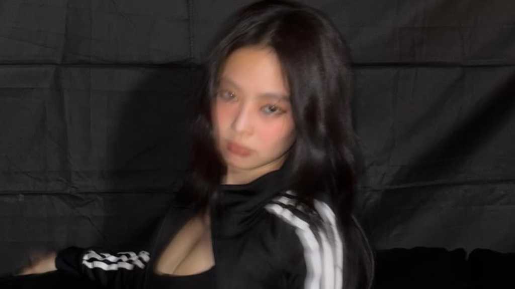 BLACKPINK ジェニー、近況ショットで胸元を大胆に露出…スリムなウエストにも注目
