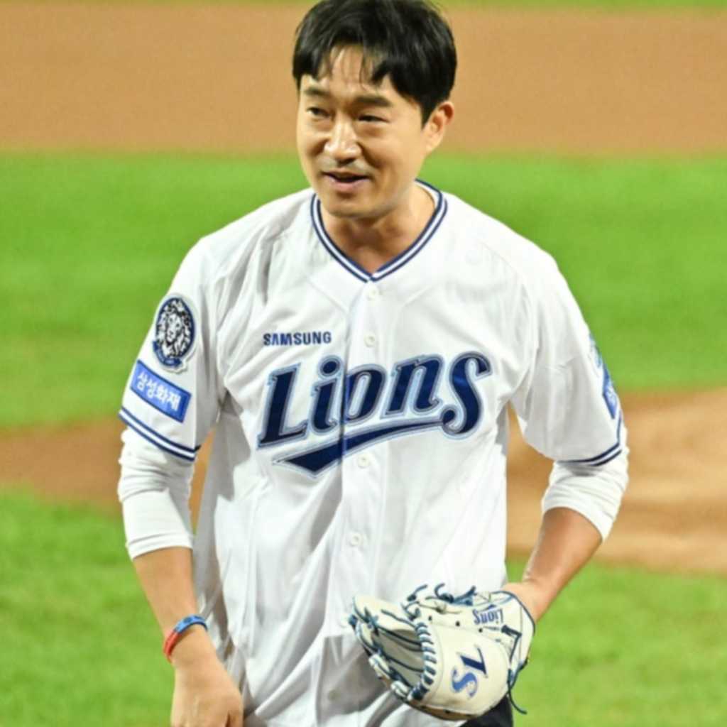 【PHOTO】チョ・ウジン、始球式に登場…力強い投球を披露