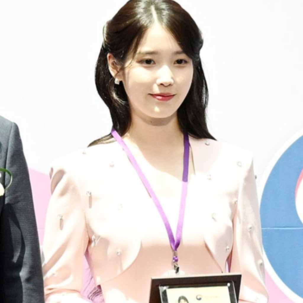 【PHOTO】IU、仁川空港の税関広報大使に抜擢！就任式に参加（動画あり）