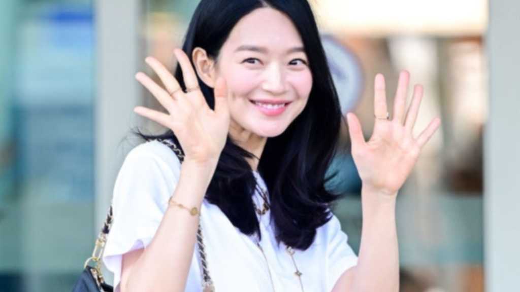 【PHOTO】シン・ミナ、海外スケジュールのため出国…さわやかな笑顔