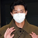 【PHOTO】パク・ソジュン、日本でのスケジュールを終えて帰国…手を振って挨拶