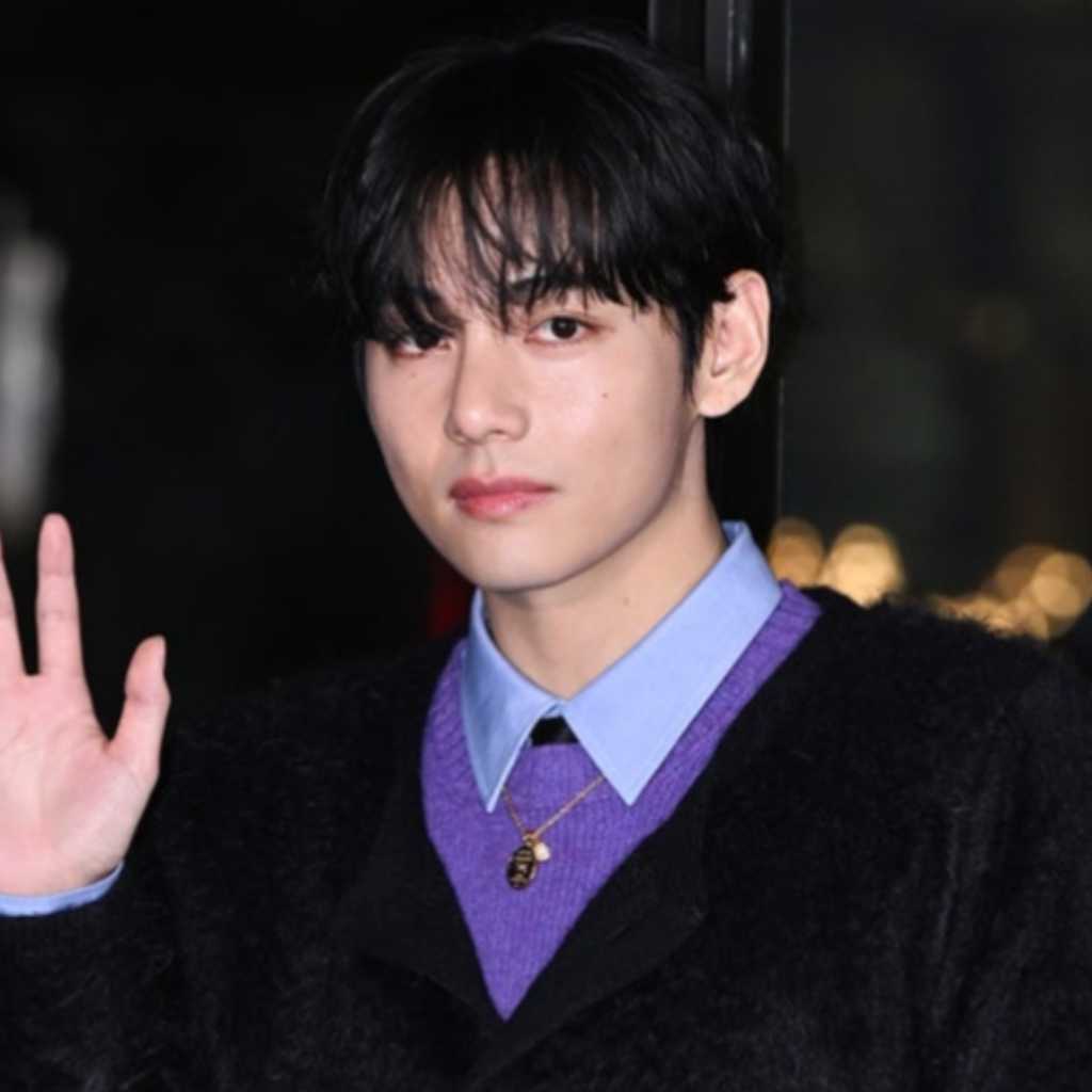 BTSのV、目の前で泣くファンに神対応…ジャケットを脱いでプレゼント・頭をなでる場面も