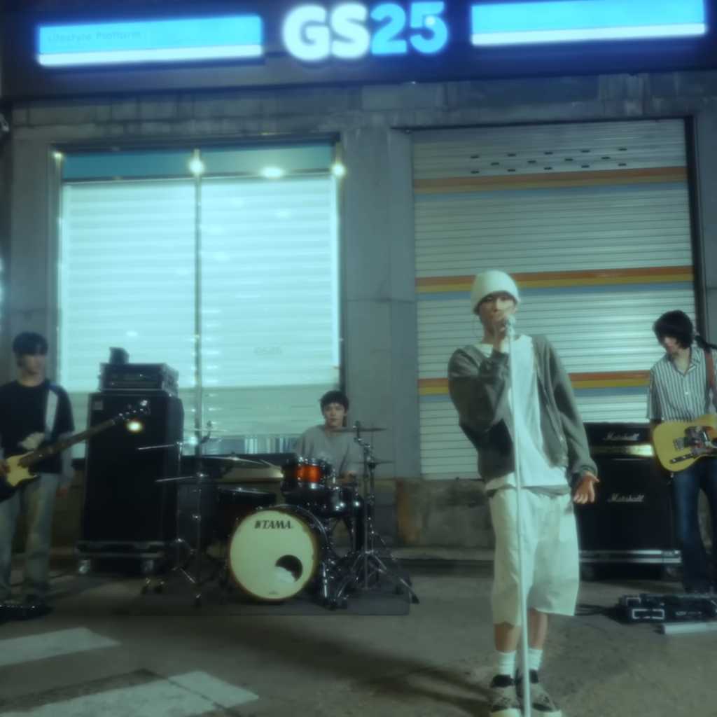 AxMxP、新曲「24 Hours」MV公開…明け方のコンビニ前でバンドパフォーマンス披露