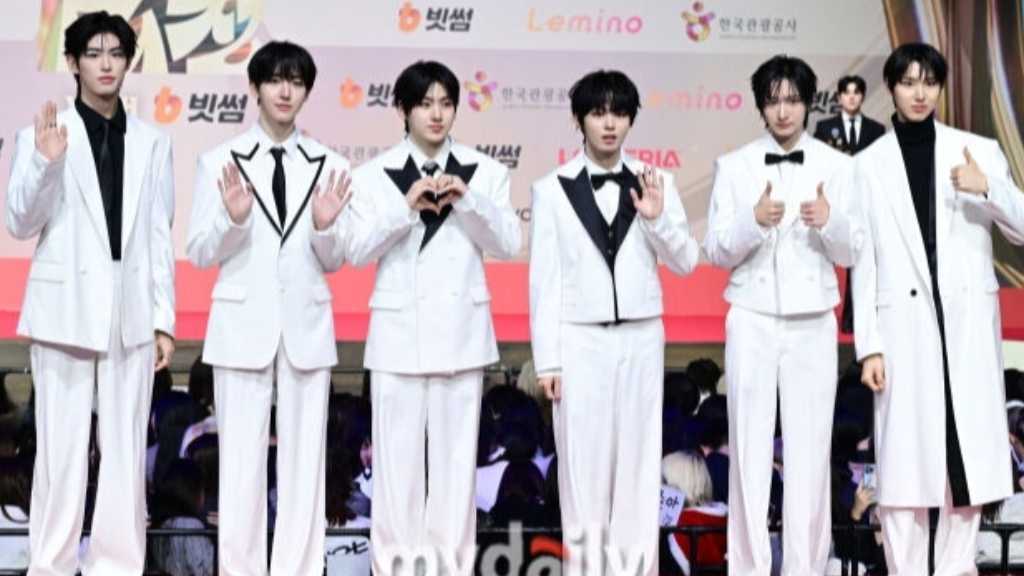 【PHOTO】KickFlip「2025 SBS歌謡大典」レッドカーペットに登場