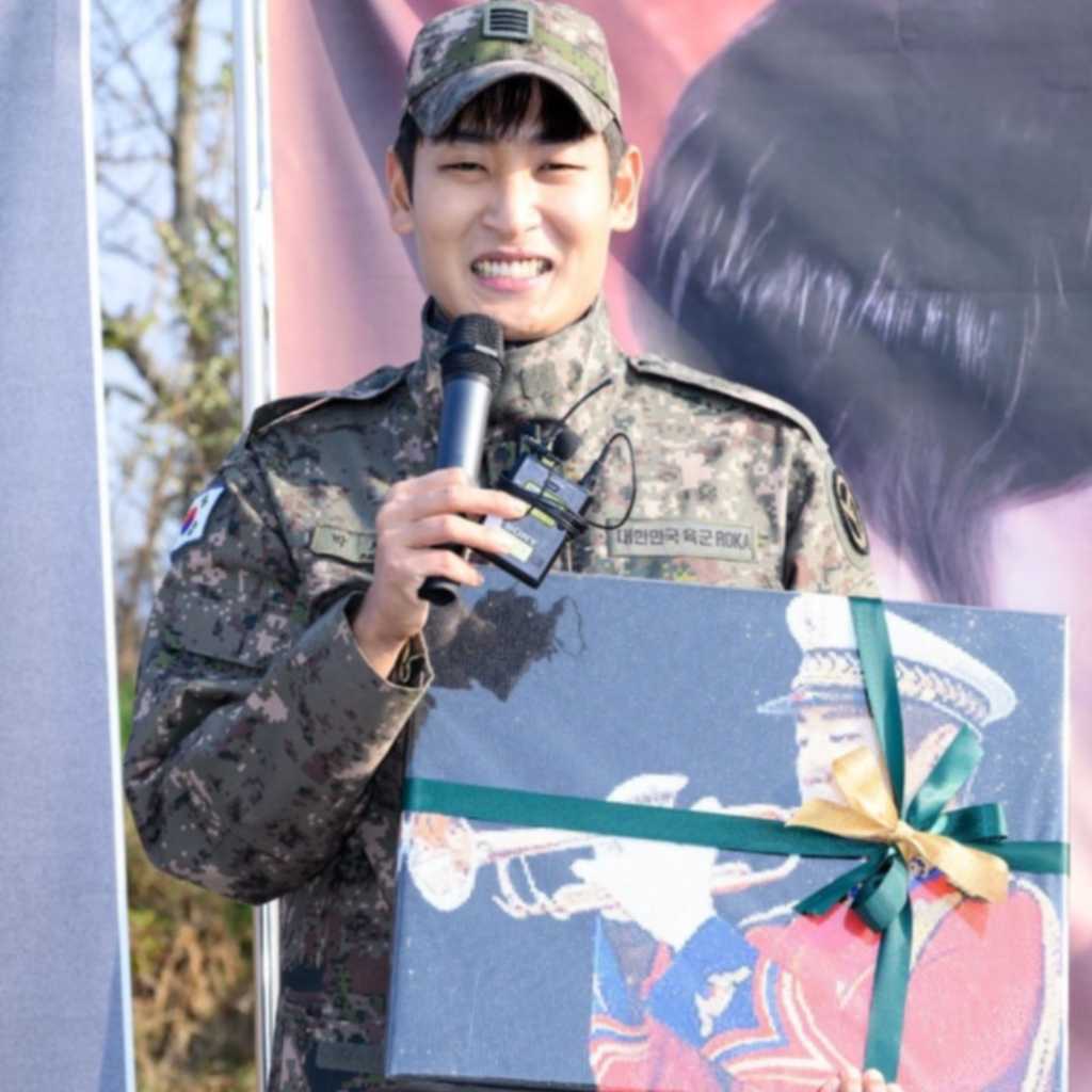 【PHOTO】歌手パク・ジェジョン、本日除隊!DAY6 ドウン&ロイ・キムとファンに挨拶