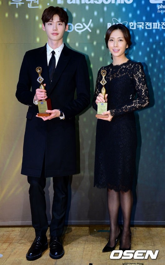 【PHOTO】イ・ジョンソク＆ソン・ユナ「2014グリメ賞」で男女最優秀演技賞を受賞 Kstyle