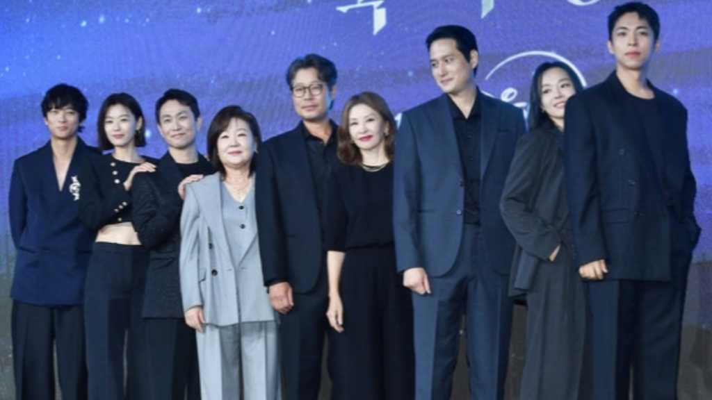 【PHOTO】チョン・ジヒョン、腹チラコーデで登場！カン・ドンウォンら、Disney+「北極星」制作発表会に出席（動画あり）