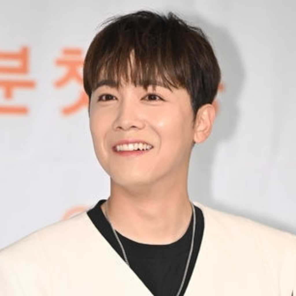 FTISLAND イ・ホンギ、ステージで転倒も…学園祭で熱いパフォーマンス