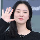 【PHOTO】「いつかの君に」が話題！チョン・ヨビン、グラビア撮影のため日本へ出国…手を振って挨拶