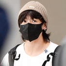 【PHOTO】BTS ジョングク、海外スケジュールを終えてアメリカから帰国…90度のお辞儀が話題に(動画あり)