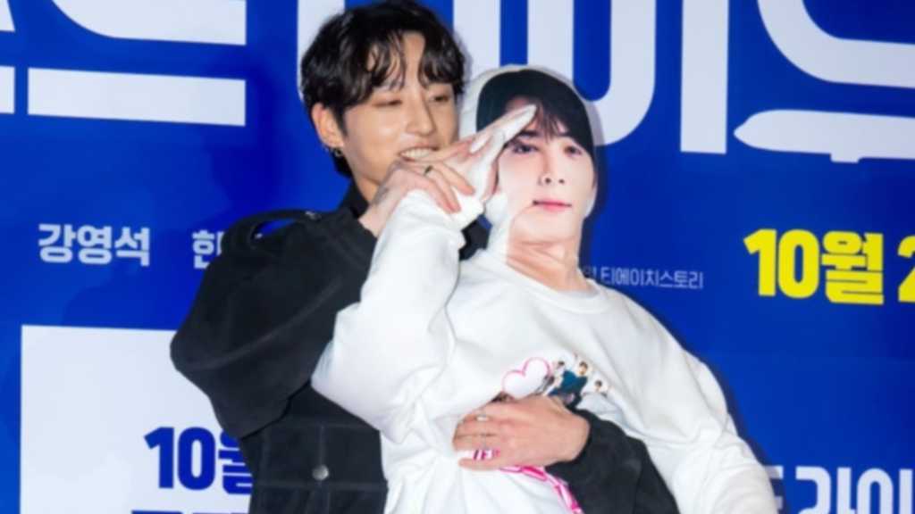 BTS ジョングク、親友ASTRO チャウヌの大きな人形を抱いて登場!映画「ファーストライド」を応援