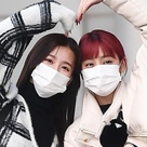 【PHOTO】(G)I-DLE ミヨン&ミンニ、ラジオ番組の収録を終えて帰宅…キュートなハートポーズ