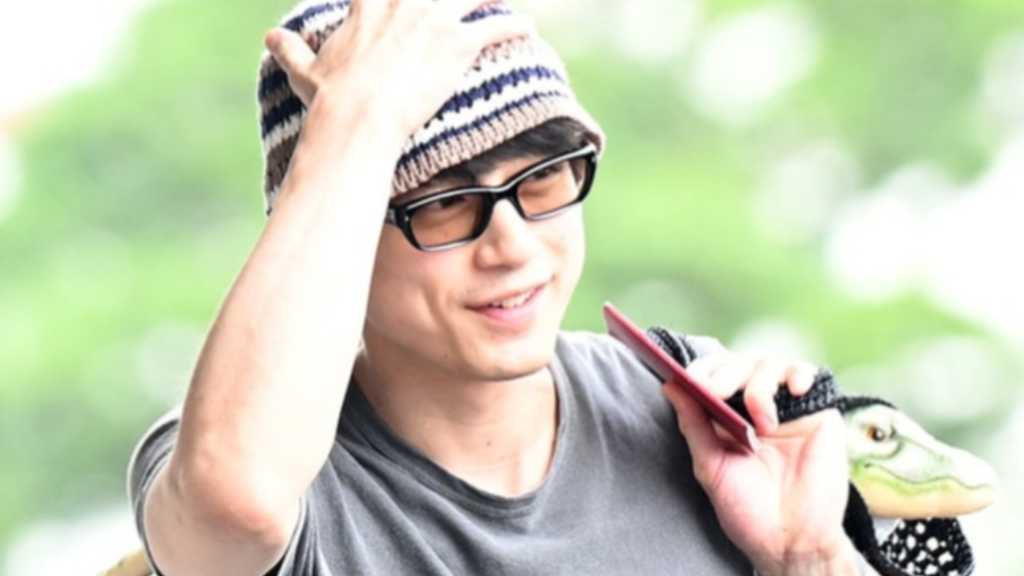 【PHOTO】坂口健太郎、韓国でのスケジュールを終えて帰国…ワニのぬいぐるみに注目（動画あり）