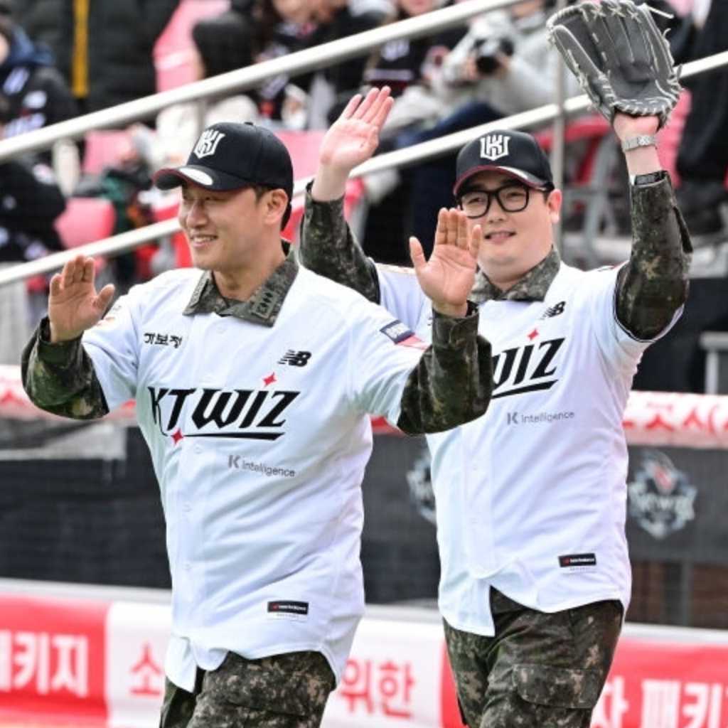 【PHOTO】新ドラマ「新兵3」出演キム・ミンホ＆オ・デファン、始球式に登場…爽やかな笑顔で挨拶