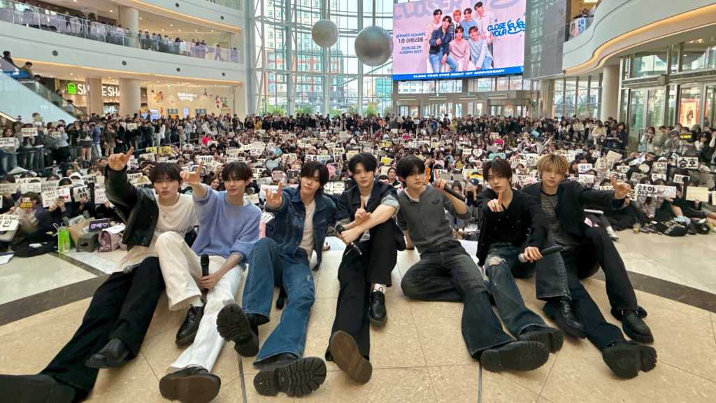 CLOSE YOUR EYES、ソウルの大型ショッピングモールでサプライズ公演を開催!デビュー1周年控えファンとお祝い