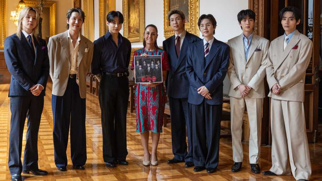 BTS、メキシコ大統領と対面！官邸のバルコニーで市民と挨拶を交わす姿も