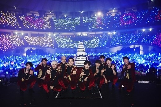 SUPER JUNIOR、涙と感動の100回公演…入隊を控えたシンドンのステージ