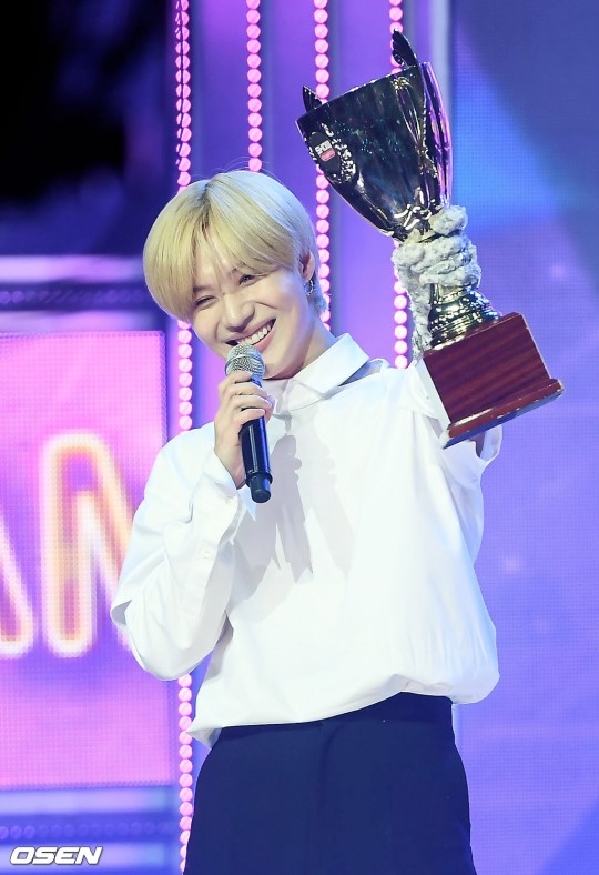 Photo Shinee テミン 2 放送 Show Champion で1位を獲得 満面の笑みで喜び Kstyle