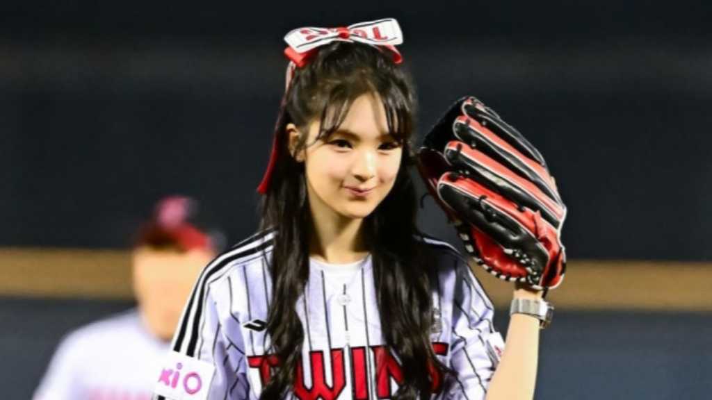 【PHOTO】ギュビン、始球式に登場…大きなリボンでキュートな魅力をアピール