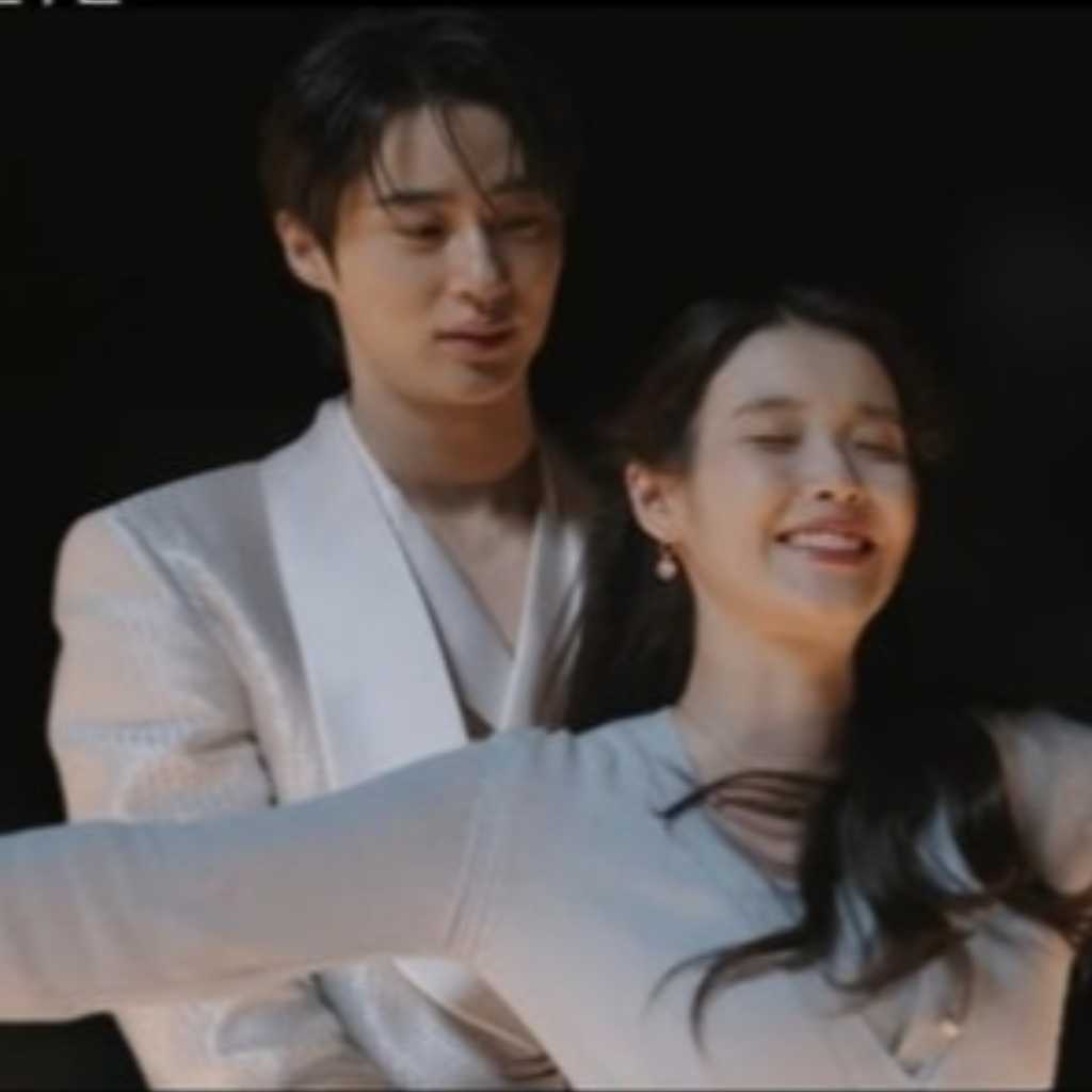 「21世紀の大君夫人」IU、ビョン・ウソクと映画「タイタニック」の名シーンを再現【ネタバレあり】