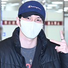 【PHOTO】VIXX ケン、ファンコンサートを終えて日本から帰国…爽やかなピースサイン