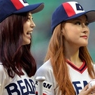 【PHOTO】KARA ギュリ＆ヨンジ、斗山ベアーズ vs ロッテ・ジャイアンツ戦で始球＆始打を披露