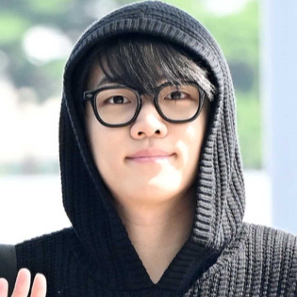 【PHOTO】DKZ ジェチャン、アジアツアーのためマカオへ出国…魅力的なメガネ姿