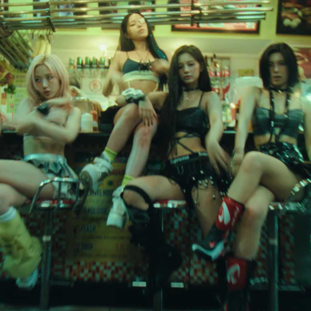 NMIXX、新曲「TIC TIC」MV公開…ブラジルの街中で撮影された映像に注目