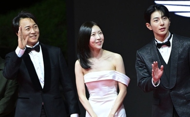 【PHOTO】Golden Child出身ボミン＆チュ・ヒョニョンら「第29回釜山国際映画祭」開幕式のレッドカーペットに登場