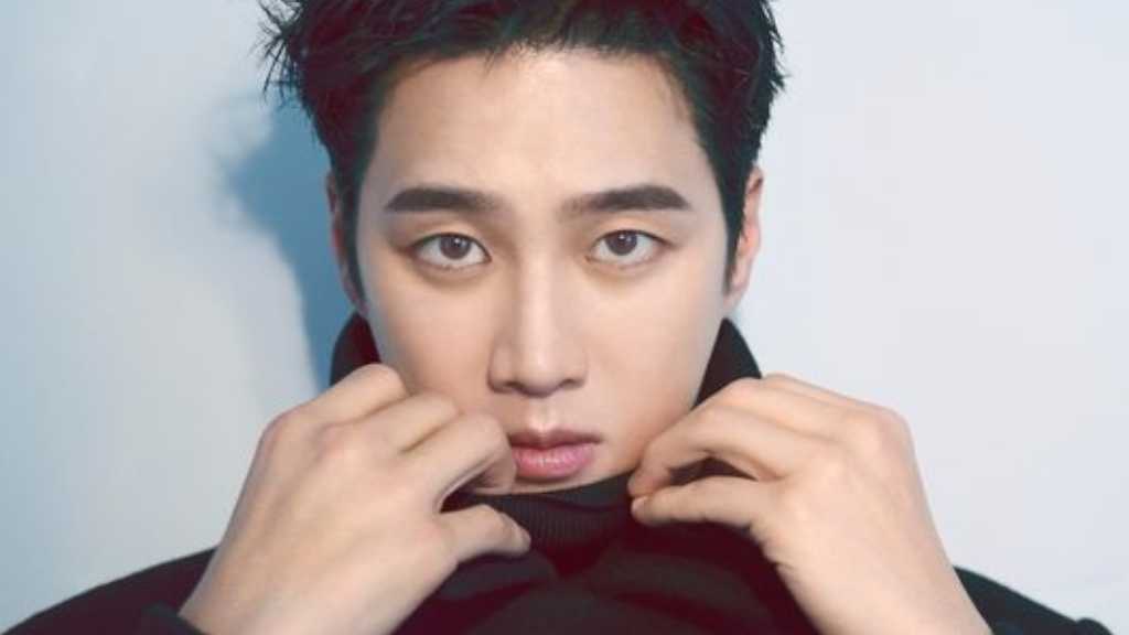 俳優アン・ボヒョン、シックなカリスマが際立つグラビアを公開