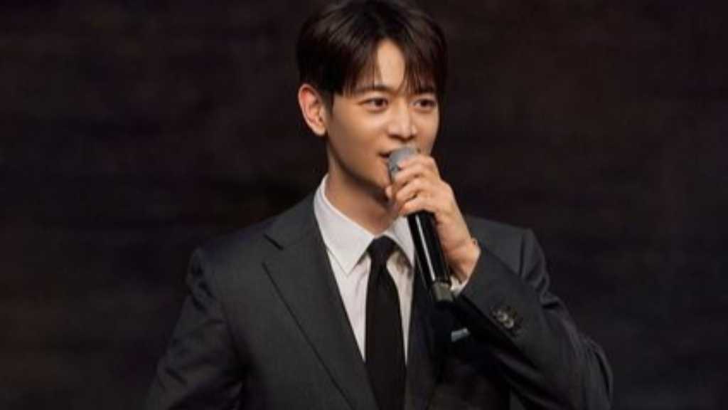 SHINee ミンホ、演劇「ゴドーを待ちながら」寄付公演の司会者に！作品への愛情を明かす