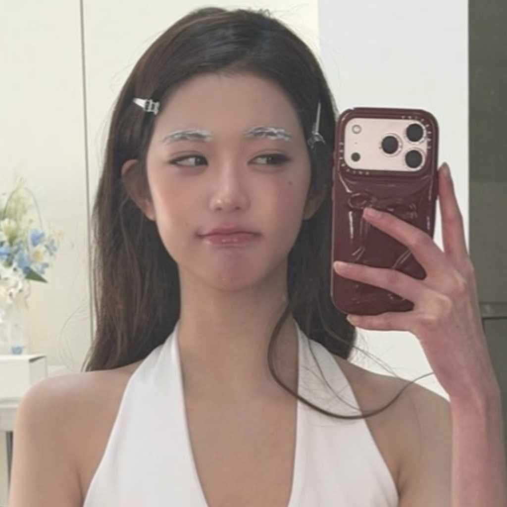 IVE ウォニョン、眉毛を脱色中?キュートな表情に注目…撮影ビハインドカットを公開