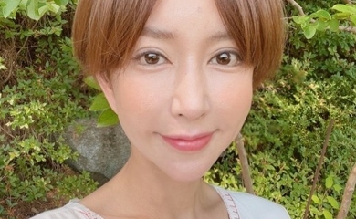 S.E.S.のShoo、爽やかなワンピース姿で外出…散歩を満喫中の近況ショットを公開
