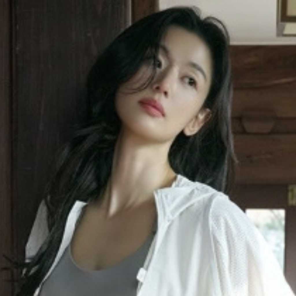 チョン・ジヒョン、本当に44歳!?美しすぎるグラビアに釘付け…スリムなボディラインに驚き