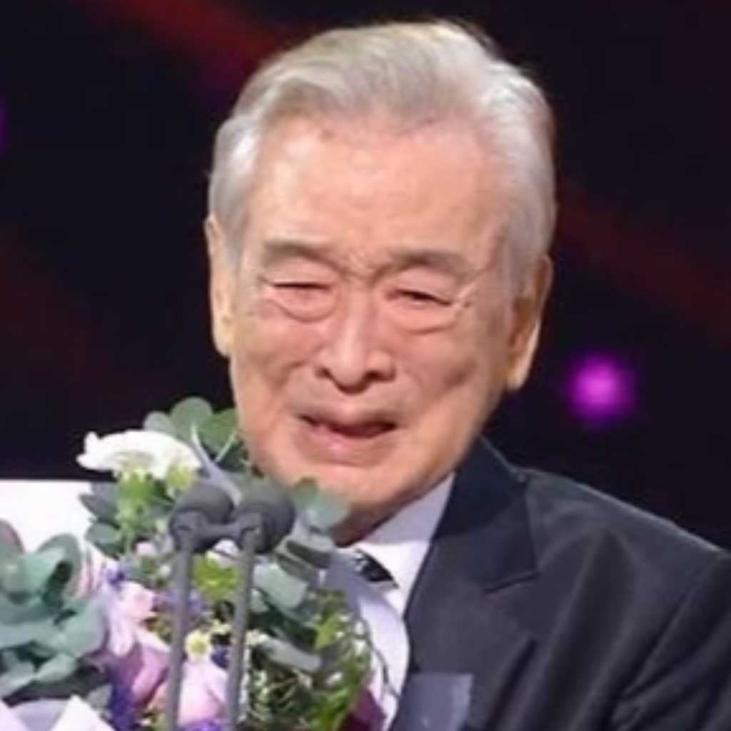 イ・スンジェさん、涙ながらに思いを語った最後の受賞スピーチに注目集まる「視聴者の皆さんに助けてもらった」