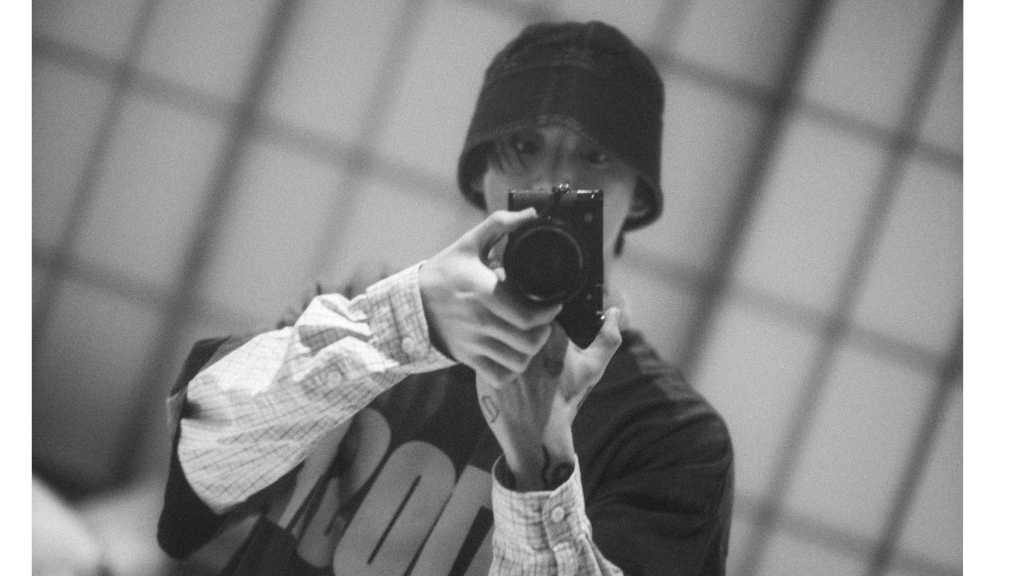 BTS ジョングク、変装なしで日本の街中に!?飾らないオフショットを公開
