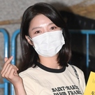 【PHOTO】オム・ヒョンギョン、新ドラマ「二番目の夫」撮影のため放送局へ…台本を持ってポーズ