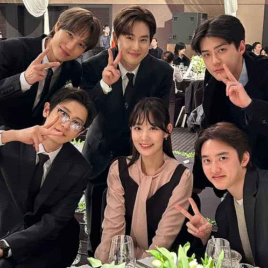 EXO、スホの実兄の結婚式に豪華集結！記念ショットが話題…チャンヨルの姉パク・ユラも参加