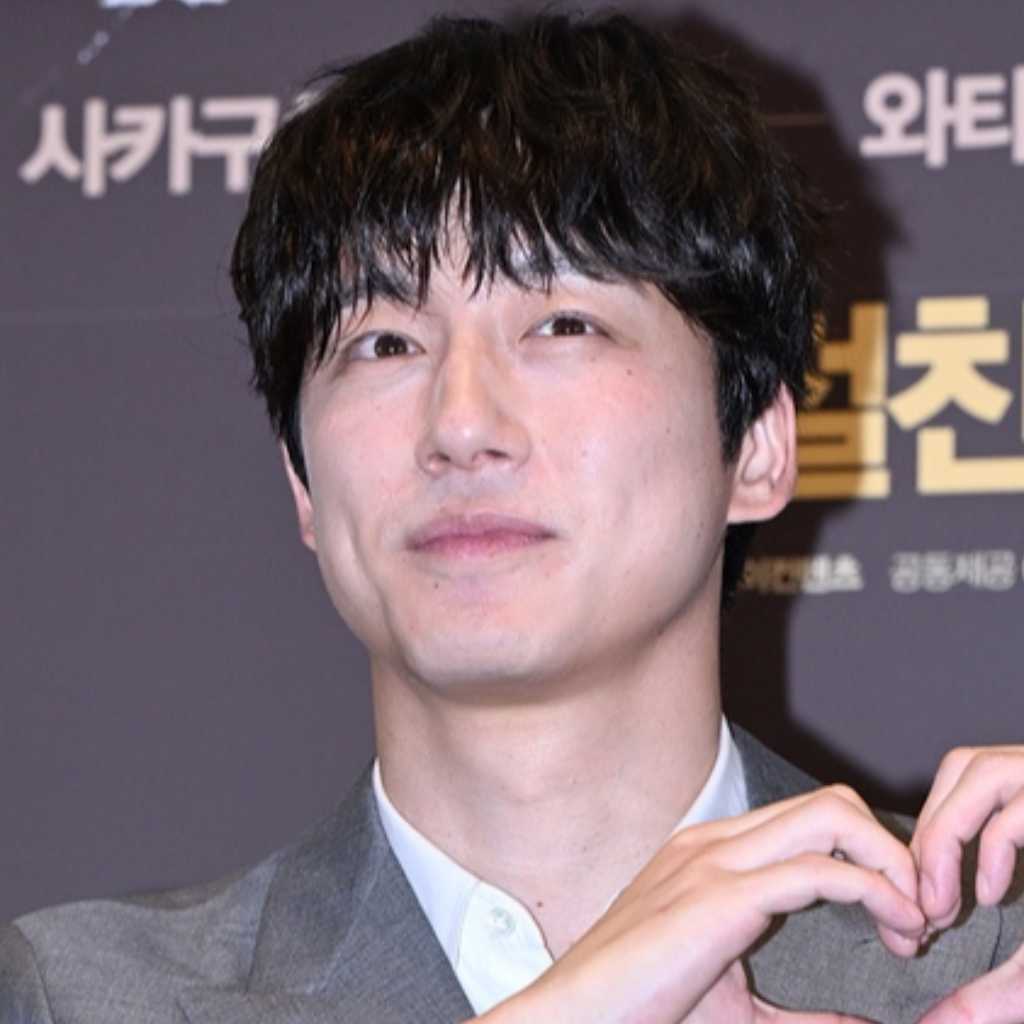 坂口健太郎、韓国での記者会見に登場…自身の人気に戸惑いも「理由が分からない」