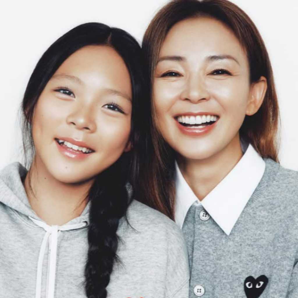 SHIHO、娘サランちゃんとの美しすぎる親子グラビアを公開!そっくりな笑顔に注目