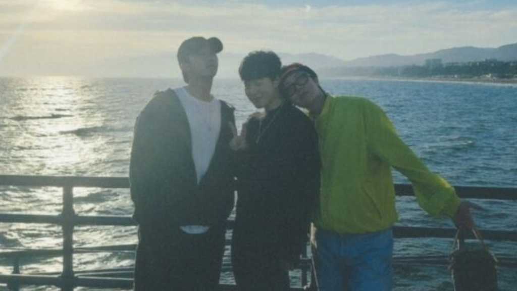 BTS ジミン、RM＆J-HOPEと海辺で仲睦まじい3ショット公開「ちょっとおじさんっぽい？」