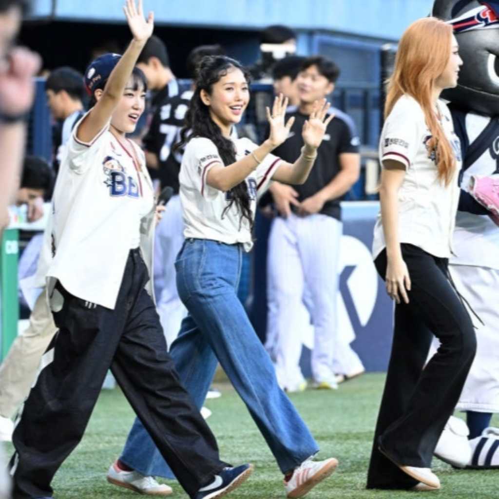 【PHOTO】イ・ヨンジ&OH MY GIRL ミミ&イ・ウンジ、始球・始打式に登場