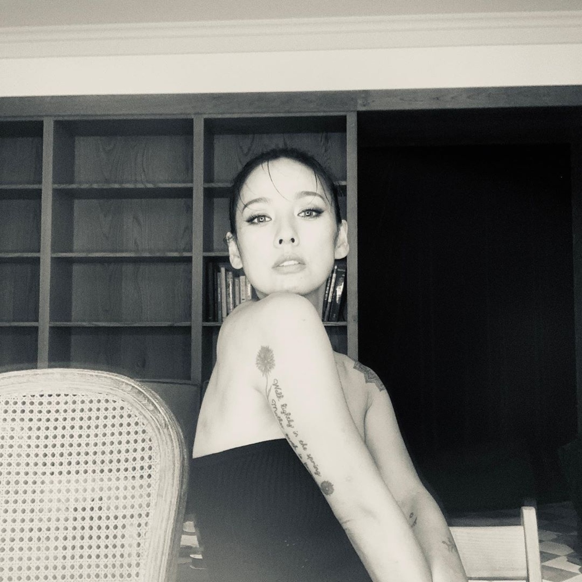 イ ヒョリ 肩と腕にタトゥーも モノクロ写真で見せた美しいデコルテに視線釘付け Kstyle