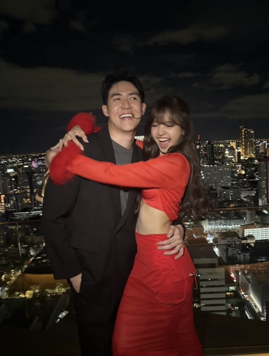 BLACKPINK的成员丽莎 旁边的帅哥是谁？